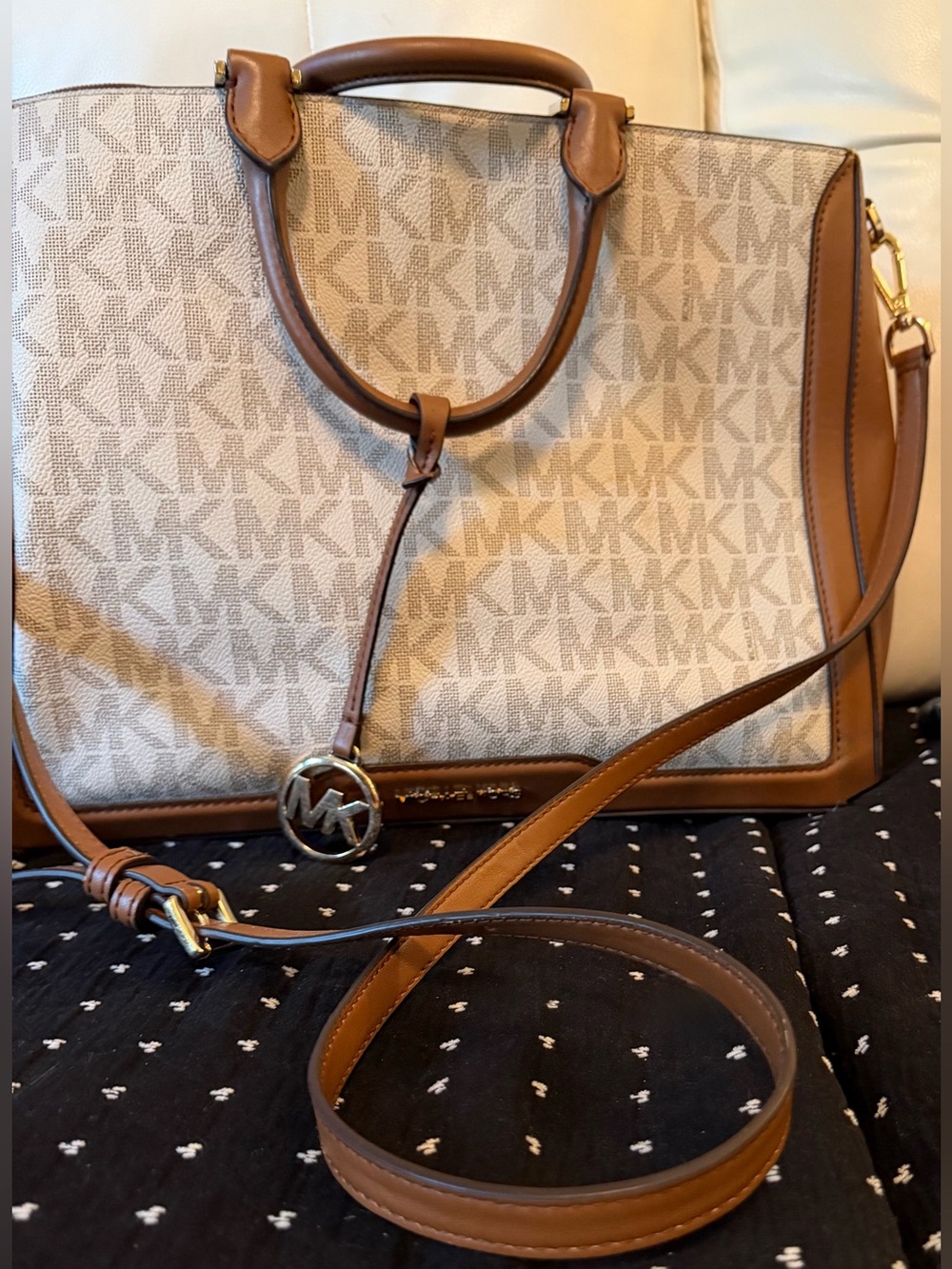 Michael Kors perfect size purse tote bag in great condition